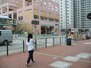 龍門居總站出入口外貌，九巴259E線特別班次另在富健花園迴旋處載客