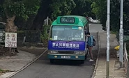 專綫小巴可於碗窰路沿途停車上落客（2022年4月）