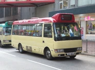 101線用車CX1819正途經麗城花園第一期，此車為繼2010年後首部三菱Rosa紅色小巴