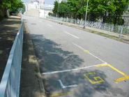 楊青路南面盡頭，路上的LGV字樣用作訓練泊車用