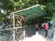33A及33M線位於瓊麗苑小巴候車亭（2011年8月）