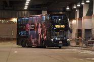 披上全車身廣告的Enviro500 MMC（ATENU1258／VB8494）到達烏溪沙站