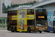 這批巴士是九巴首批量產型Enviro500 MMC 12米加設不銹鋼H形樹擋（圖為ATENU59／SE304）