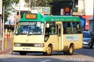 2004年後半年出牌的第五代石油氣小巴（5LS2），出廠時已採用配有安全帶的高背座椅（圖為鈞威4號線車隊MD9834）