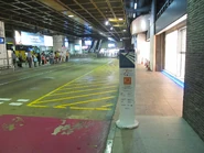 機場快綫穿梭巴士K2綫站位，遠處為的士站（2015年10月）