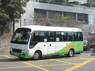 23座位豐田Coaster（AA6677）行走HR84線，車窗貼有滙豐標誌