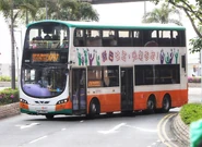 NWFB 5200 UH7961 X797 20230415.jpeg (334 KB) 5200 bearing the bus body advertisement imitating the farewell of Leyland Victory II in 2000, with the wordings "25 Years of Loyal Service to Hong Kong, Farewell NWFB!" (新巴廿五,光榮告別)