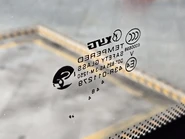 配新加坡SC Auto車身的富豪B13R的車窗標記，可見有SC Auto商標。該車窗是由信義玻璃生產