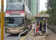 站景，九巴215X線正在此上客（2023年3月）