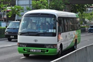 LX1302-NR763.jpg (169 KB) 居民巴士NR763線的豐田Coaster巴士除髹上陽光巴士標準塗裝外,還加上屋苑名稱識別