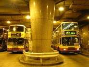 N6線用車停泊於中環（交易廣場）（圖左）