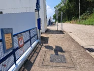 九巴站景，留意九巴不設實體站牌，僅以一張過膠宣傳紙掛在圍欄上（2024年9月）