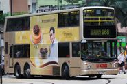 968線用車正在由德輔道中轉入摩利臣街