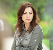 Erica-Durance-as-Alex-Reid-on-CTVs-SAVING-HOPE-S2-Eps-211 