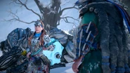 Aloy holding her spear to Aratak.