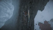 Aloy climbing the Frostfigures.