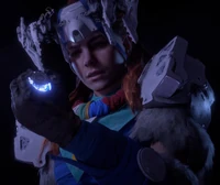 Aloy holding the Master Override