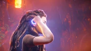 Aloy putting on her Focus.