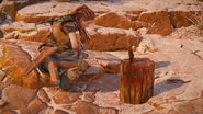 Aloy examining the knife.