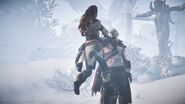 Helis holding Aloy by the neck.