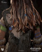 Closeup artwork of Aloy wearing the Nora Tracker from behind by Thomas Sykutera.[1]