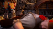 Aloy approaching Marad's operative.