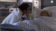 Albert besøker Mie på sykehuset etter ulykken.