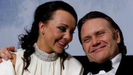 Cathrine gifter seg med Hans-Herman på hans dødsleie.