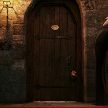 Mavis Shrunken Head Hotel Transylvania Wiki Fandom Hotel transylvania 3 (2018) îl urmărește pe dracula în timp ce se află pe o navă de croazieră cu familia sa, unde se îndrăgostește de o descendentă a vânătorului de monștri, van helsing. mavis shrunken head hotel