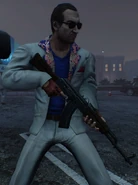 Русский гангстер из PAYDAY 2, вооружённый АКМ