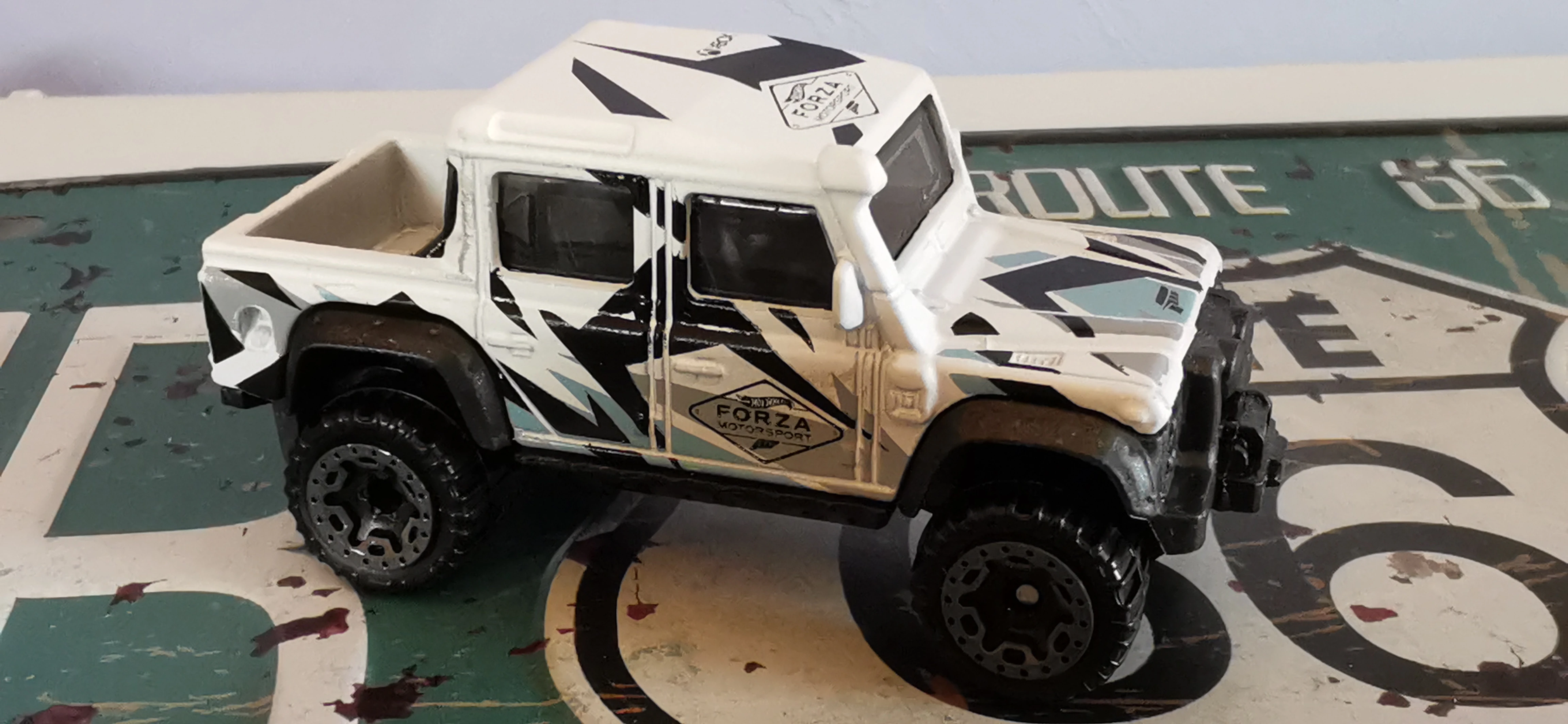 2020 '15 Land Rover Defender Double Cab (White)
