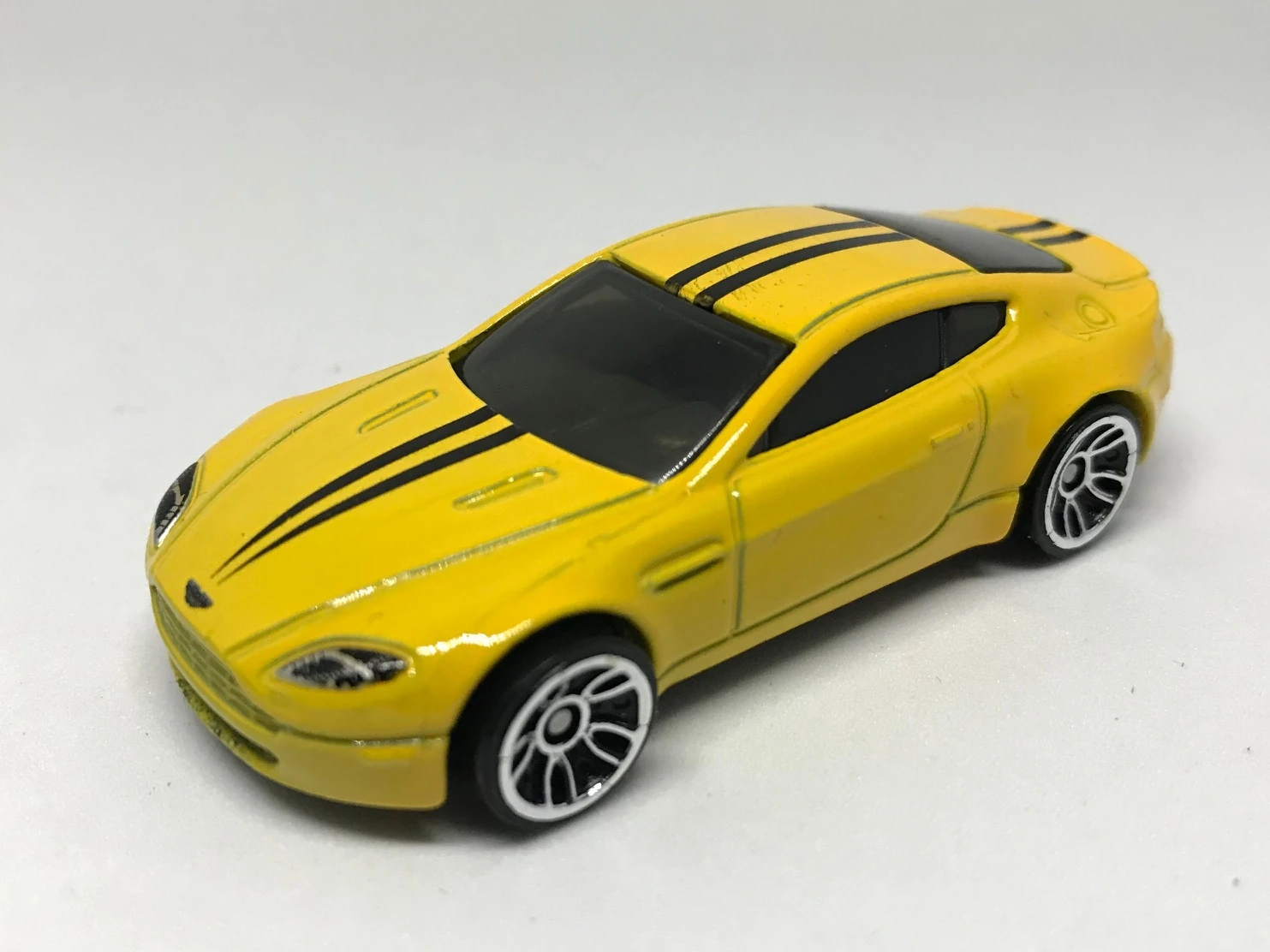 2020 Aston Martin V8 Vantage (Yellow)