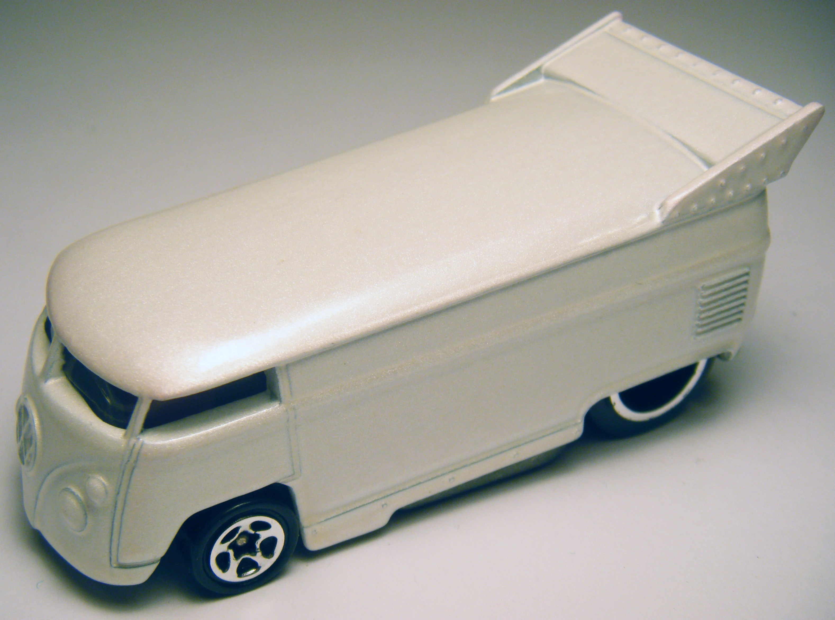 1998 Volkswagen Drag Bus (Pearl White)