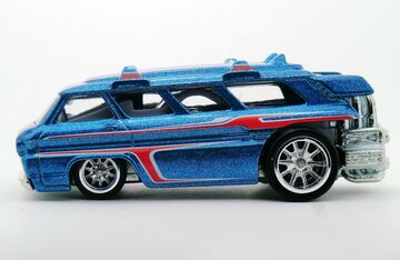 HW Custom Chevy Greenbrier Wagon 2台セット Amazon.com: Hot Wheels Peanuts Custom Chevy Greenbrier Sport