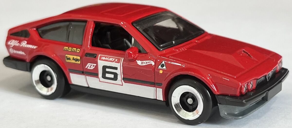 Hot Wheels Basic Car Alfa Romeo GTV6 3.0 [Minicar] [3 years