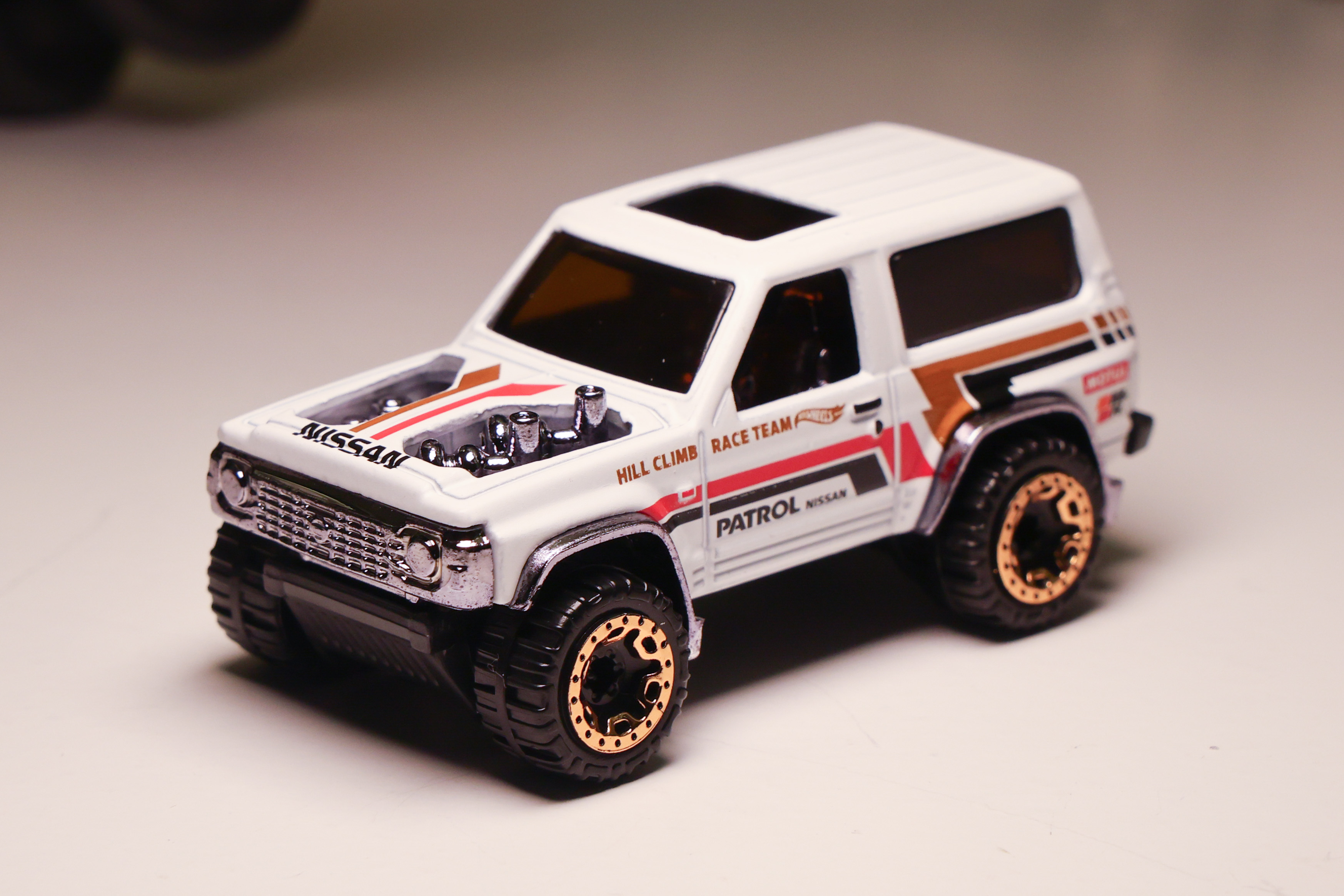  Hot Wheels HNK05 Basic Car Nissan Patrol Custom, Ages 3 and Up  : Arts, Crafts & Sewing