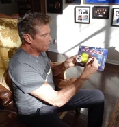 David Hasselhoff signing a German Streex 2-Pack for a 2016 charity auction