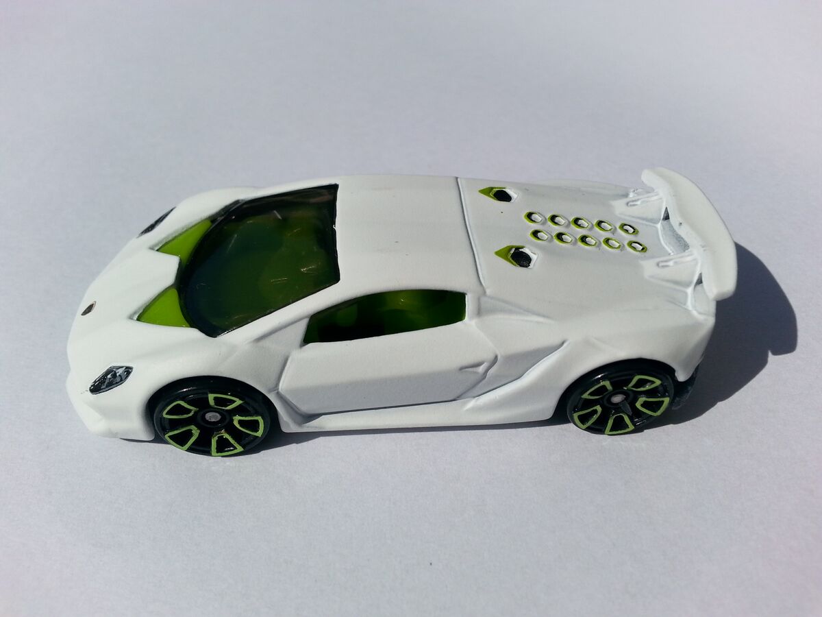 hot wheels lamborghini sesto elemento gold