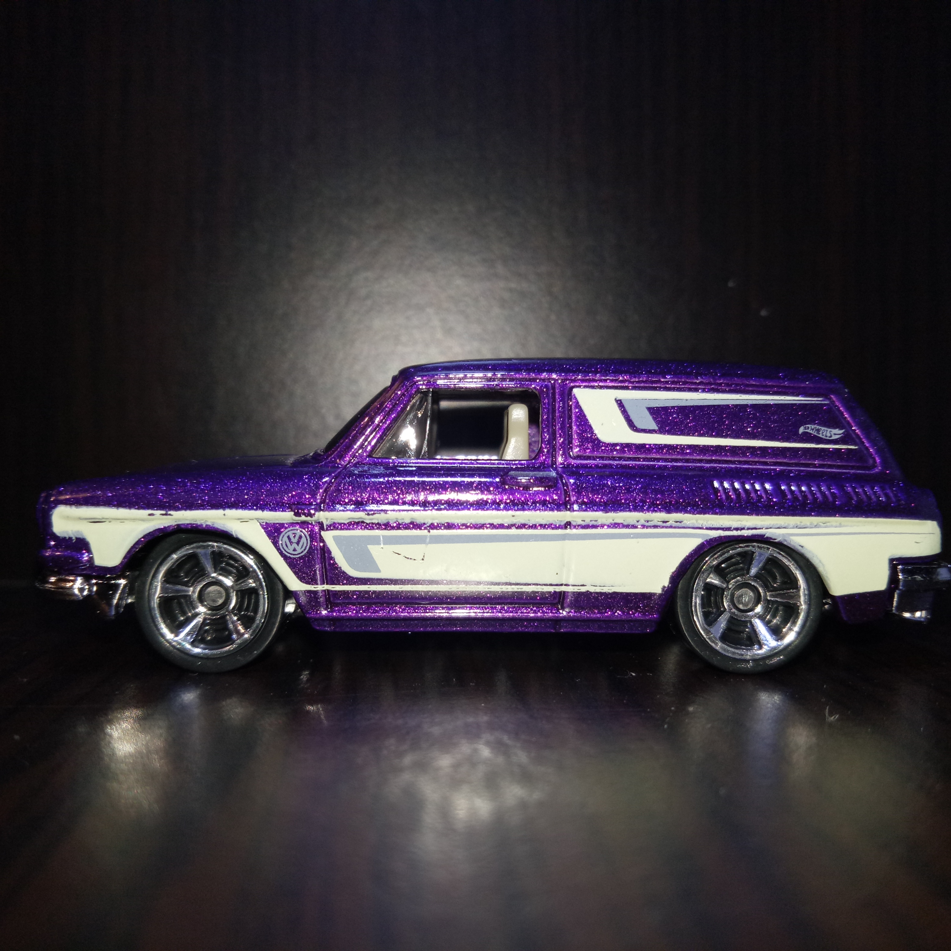 Hot Wheels UK Card #137 Custom '69 Volkswagen Squareback Metallic Purple 