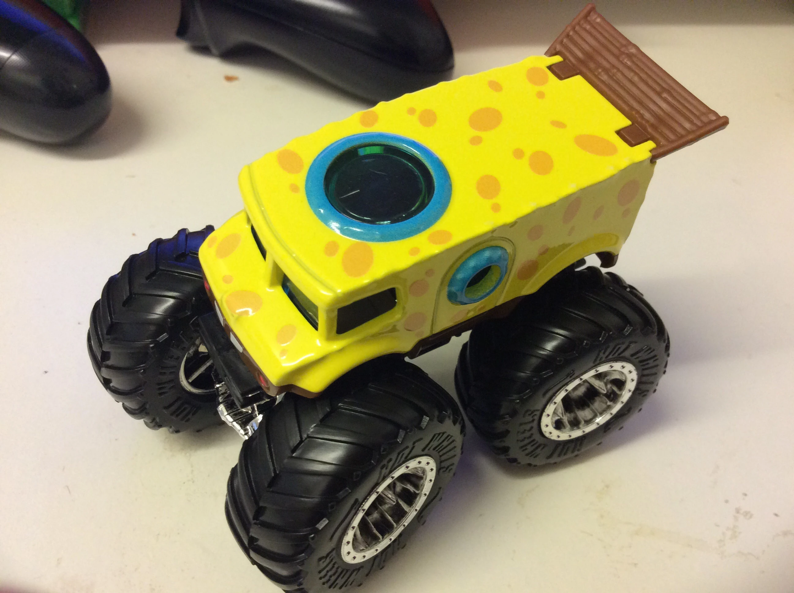 2019 SpongeBob SquarePants (Monster Truck) (Yellow &Amp; Brown)
