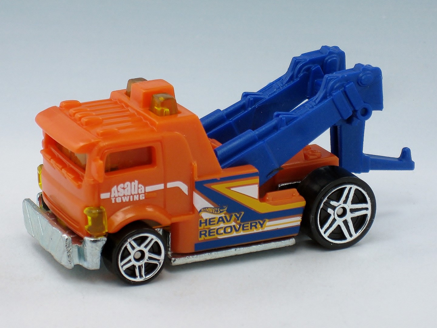 hot wheels towing truck