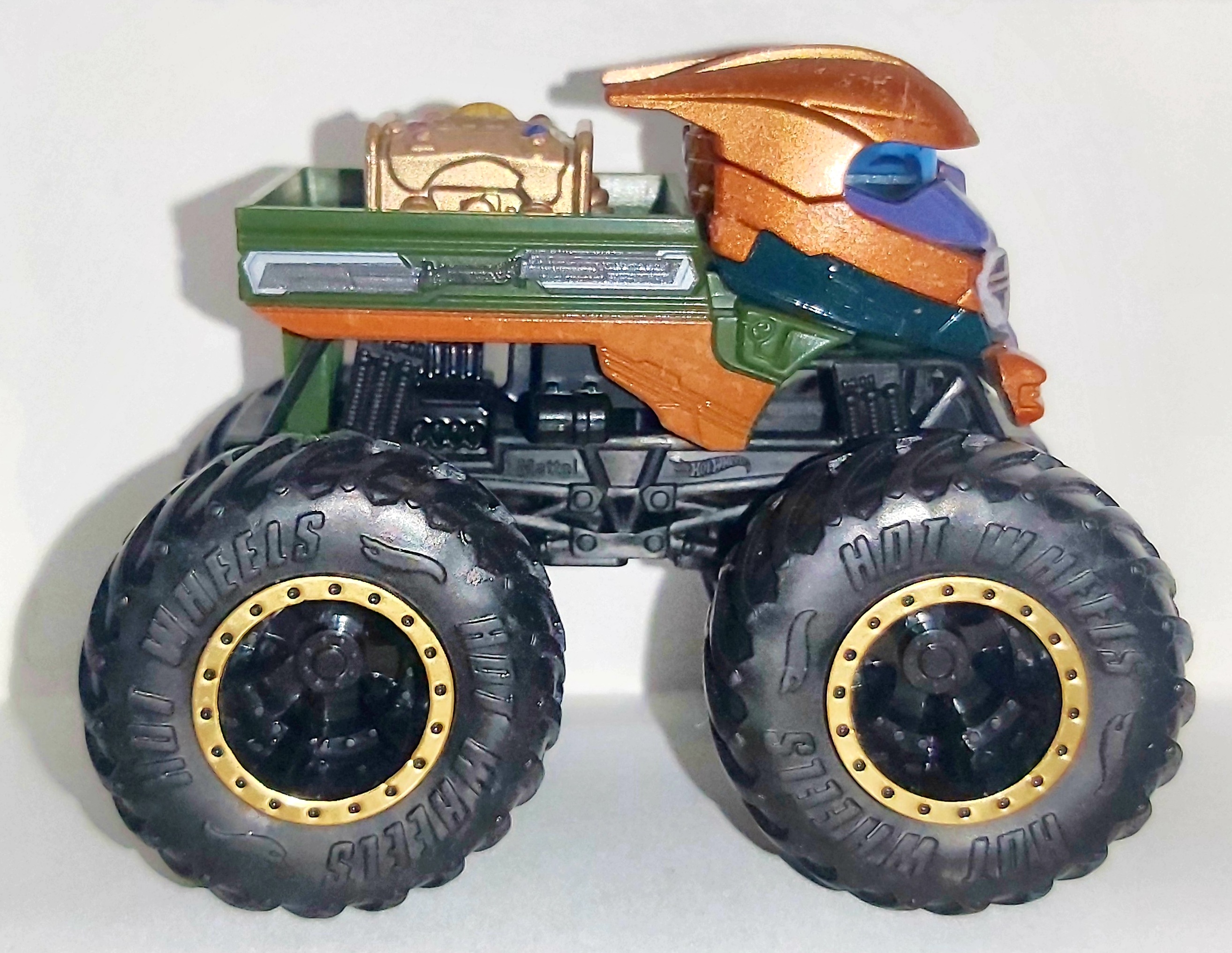 Hot Wheels Monster Trucks Marvel Thanos with re-crushable Car