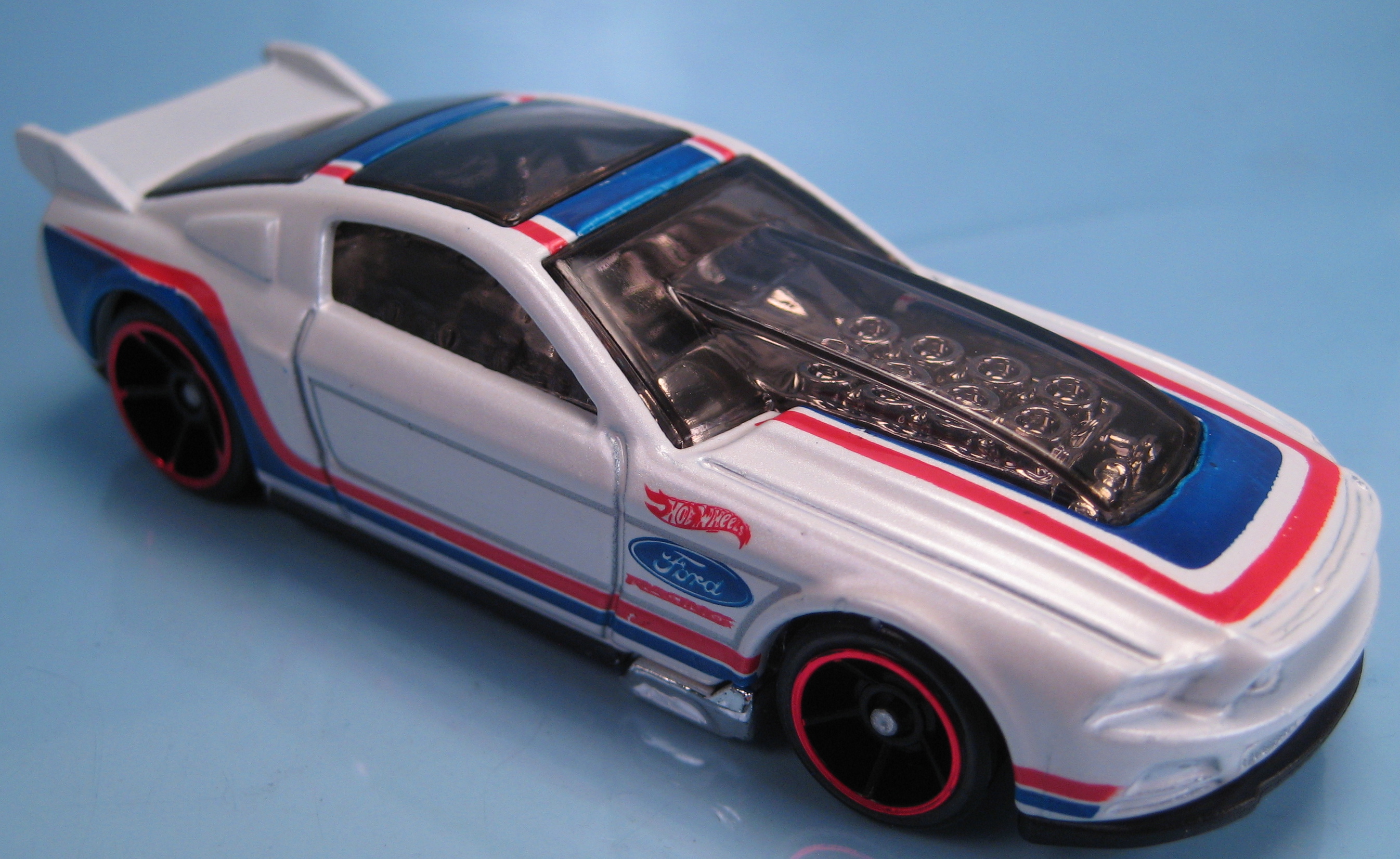 Hot wheels 13 ford mustang gt top