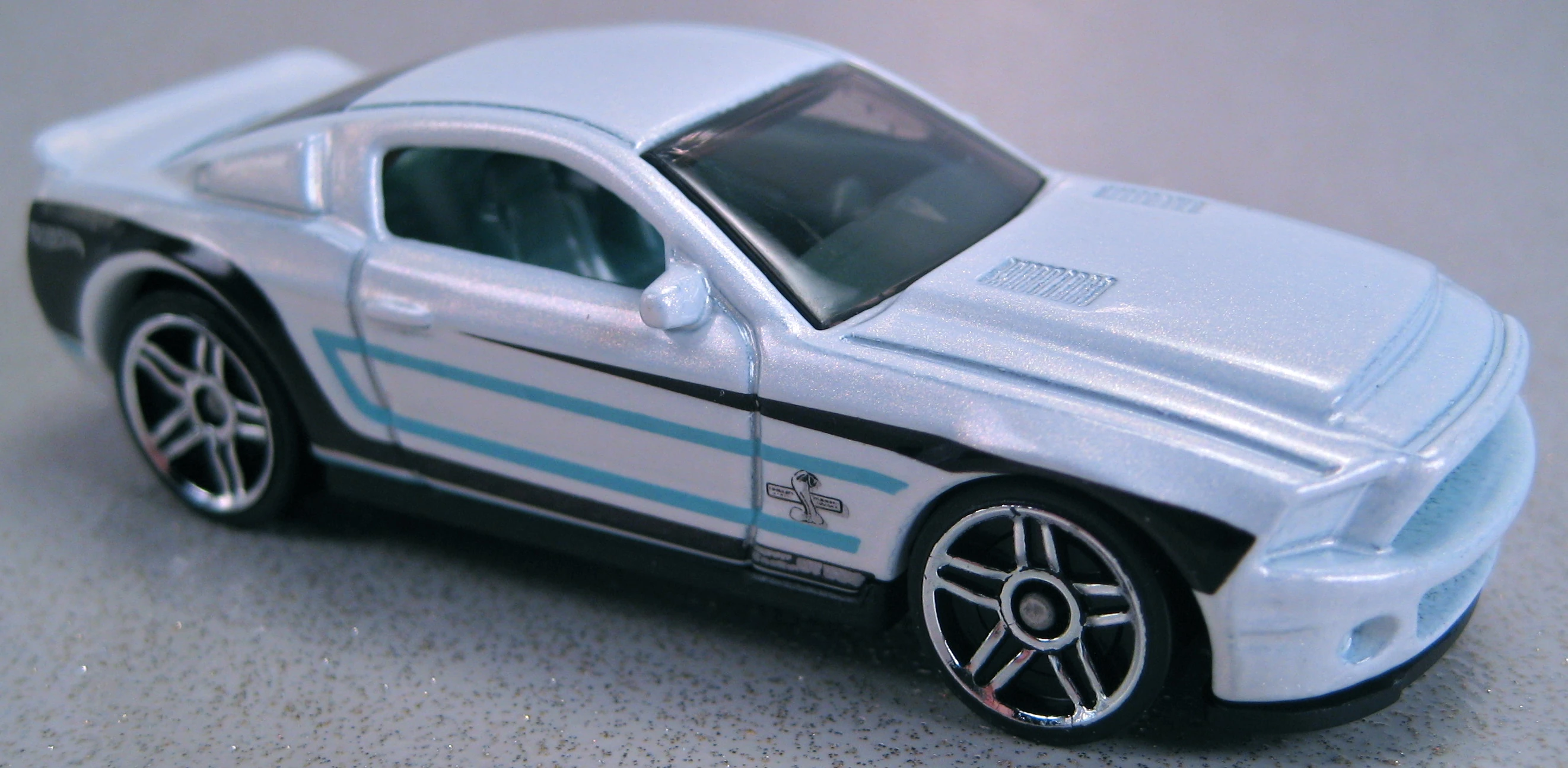 2013 '10 Ford Shelby GT500 Super Snake (White Pearl Metallic)