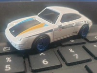 '96 Porsche Carrera with partially missing side tampo