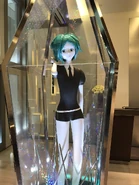 DIjOJjtVAAEVy-R.jpg (186 KB) Phos' life size statue in the TASAKI collaboration