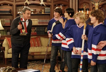 Robin zusammen mit ihrem Vater und ihrer Hockey-Mannschaft.