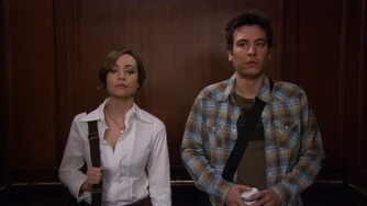 Die erste Fahrt von Ted mit Vicky im Aufzug