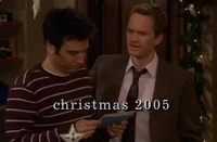 Barney singt oft obszöne Lieder über Heather, wenn die Mosby-Familienkarte an Weihnachten kommt.