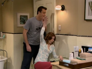 Lily und Marshall, versteckt im Badezimmer.